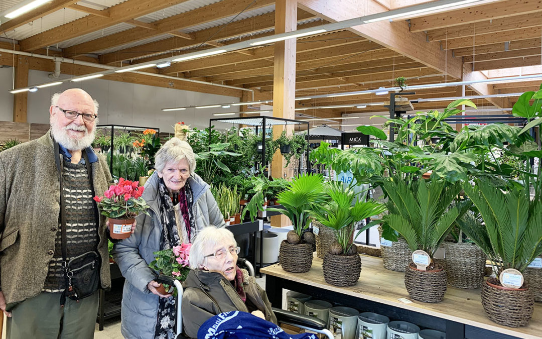 Lulworth House Residential Care Home residents visit Dobbies